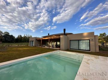 Casa · 235m² · 5 Ambientes · 2 Cocheras · Casa en Tessalia Tierra de Centauros