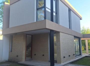 Casa · 86m² · 4 Ambientes · 1 Cochera · 12 E/ 664 y 665 Casa a Estrenar Posible Apto Banco
