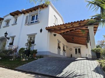 Casa · 374m² · 5 Dormitorios · 3 Cocheras · Casa en Venta Barrio Dalvian