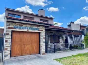 Casa de 4 ambientes, Lomas de Zamora · Chalet de Dos Plantas en Venta