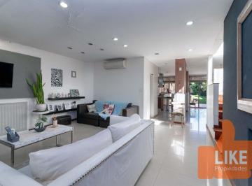Casa · 260m² · 4 Ambientes · 1 Cochera · Casa Chalet en Venta en Agronomía, Capital Federal, Buenos Aires