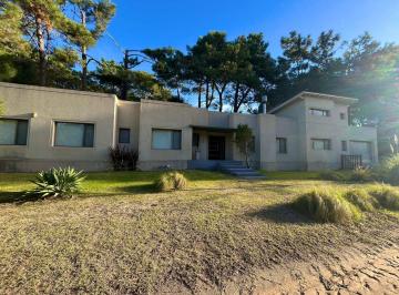 Casa · 200m² · 6 Ambientes · 1 Cochera · Casa en Rincon del Tridente