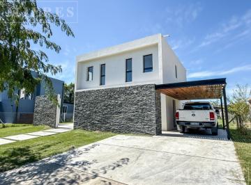 Casa · 200m² · 6 Ambientes · 2 Cocheras · Casa en Venta Sobre Lote Interno en El Canton Norte