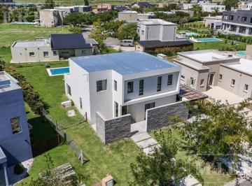 Casa · 200m² · 6 Ambientes · 2 Cocheras · Casa en Venta Sobre Lote Interno en El Canton Norte