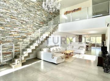 Casa · 350m² · 7 Ambientes · 4 Cocheras · Moderna Casa Al Agua en Alquiler en Los Lagos Nordelta Tigre