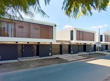 Casa · 90m² · 4 Ambientes · 1 Cochera · Duplex de Categoría de 2 Dorm. con Cochera - en La Mejor Zona de Gonnet