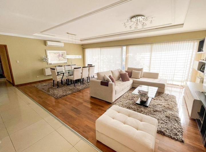 Casa · 301m² · 4 Ambientes · 9 Cocheras