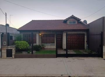 Casa de 3 ambientes, Morón · Excelente Chalet de 3 Amb. con Depto. de 2 Amb. 1 Cuadra de Av Rivadavia