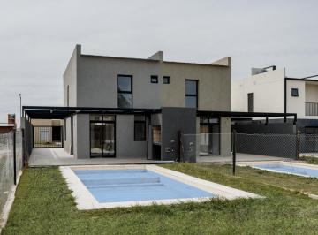 Casa · 115m² · 4 Ambientes · Casa de 2 Dorm. en Funes Norte con Pileta y Quincho. Posesion Inmediata