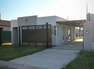 Casa · 87m² · 2 Ambientes · 2 Cocheras · Casa en Venta con Pileta Apto Crédito en La Toscana, Piñero