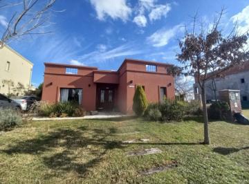 Casa · 160m² · 4 Ambientes · Casa en Santa Elena, Pilar del Este