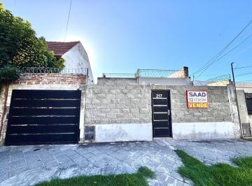 Casa · 130m² · 4 Ambientes · 2 Cocheras · Casa en Venta en Lomas de Zamora, G. B. a. Zona Sur, Argentina