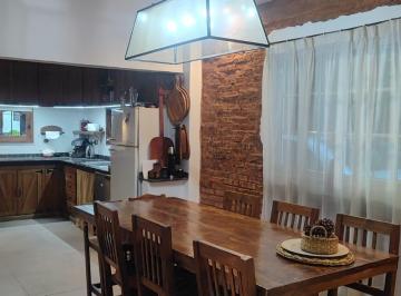 Casa de 4 ambientes, Malvinas Argentinas · En Venta Casa de Estilo Moderno Adolfo Sourdeaux