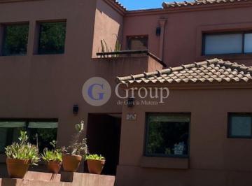 Casa · 194m² · 4 Ambientes · 5 Cocheras · Casa Chalet en Venta en Santa María de Los Olivos, Malvinas Argentinas, G. B. a. Zona Norte