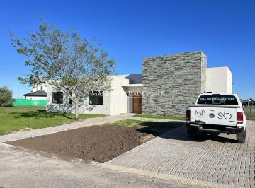 Casa · 138m² · 4 Ambientes · Casa Venta en Canning Barrio San Lucas a La Laguna 4 Amb