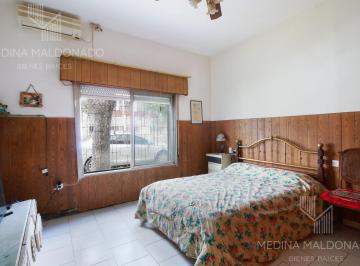 Casa · 130m² · 5 Ambientes · 1 Cochera · Venta Casa en Villa Domínico con Terraza Patio y Cochera