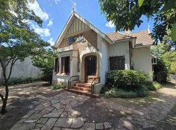 Casa · 300m² · 8 Ambientes · Excelente Casa de Estilo en El Corazón de Alberdi