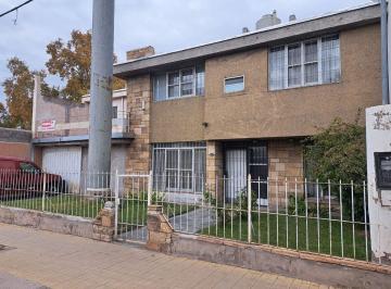 Casa · 234m² · 5 Ambientes · 3 Cocheras · Venta Casa 3 Dorm. 1 1/2 Baños en Dorrego.