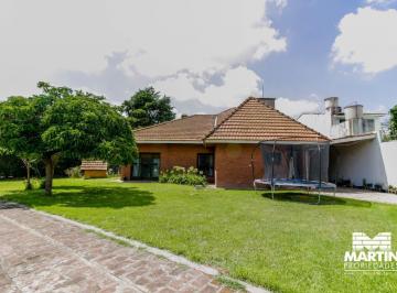 Casa · 150m² · 4 Ambientes · 1 Cochera · Casa en Venta 4 Amb Sobre Lote de 1172 m², Quincho y Pileta en Don Torcuato