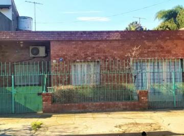 Casa · 135m² · 4 Ambientes · 1 Cochera · Venta Moron Casa 4 Ambientes con Garage Lote Propio