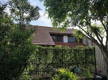 Casa · 220m² · 5 Ambientes · 7 Cocheras · Excelente Chalet de 5 Ambientes y Quincho S/lote de 10x40!