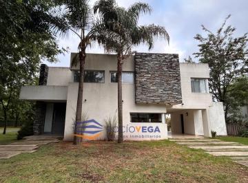Casa · 220m² · 3 Ambientes · 2 Cocheras · Casa en Alquiler en Barrio Santa Ana Moreno