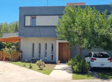 Casa · 159m² · 5 Ambientes · 2 Cocheras · Casa en El Barrio Robles de La Cañada
