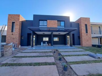 Casa · 130m² · 5 Ambientes · 1 Cochera · 2/3 Dorm - Escritorio - 2 Baños - Duplex - Venta - Pileta