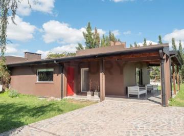 Casa · 240m² · 5 Ambientes · Casa 3 Dorm., Parque y Pileta en Barrio El Rodeo