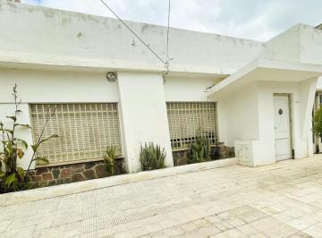 Casa · 140m² · 4 Ambientes · 1 Cochera · Se Vende Casa A/cred 3 Dormi. - Patio - Terraza - Cochera B°jardin