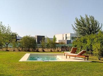 Casa · 215m² · 4 Ambientes · 2 Cocheras · Casa en Alquiler en Lomas de City Bell
