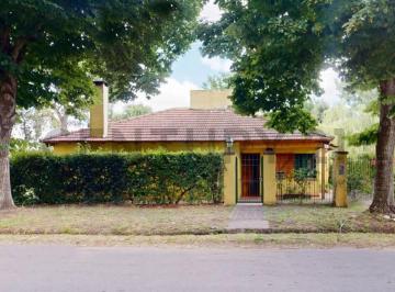 Casa · 165m² · 4 Ambientes · 1 Cochera · 169 y 43 - Casa a La Venta de 3 Dorm. Parque y Pileta