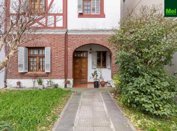Casa · 145m² · 5 Ambientes · 1 Cochera · Chalet Estilo Ingles en Inmejorable Ubicación