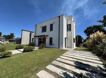 Casa · 177m² · 4 Ambientes · 2 Cocheras · Casa en Villa Links