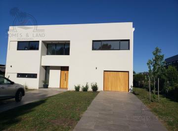 Casa · 252m² · 4 Ambientes · 1 Cochera · Casa a Estrenar en Barrio Rumencó Joven