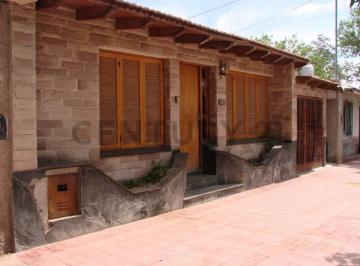 Casa · 140m² · 4 Ambientes · 2 Cocheras · Casa en Venta