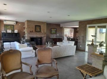 Casa · 315m² · 8 Ambientes · Casa en Barrio Club de Campo Apta Credito Hipotecario