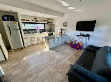 Casa · 116m² · 5 Ambientes · 1 Cochera · Excelente Prpiedad a 2 Cuadras de Av Rivadavia.