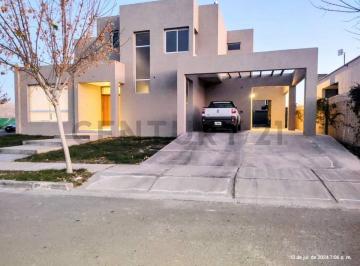 Casa · 310m² · 4 Ambientes · Casa en Venta