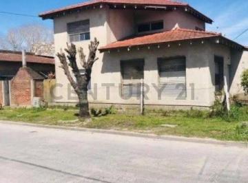 Casa · 160m² · 4 Ambientes · 2 Cocheras · Casa en Venta