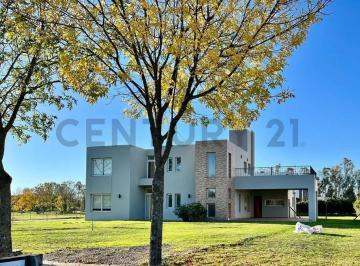 Casa · 270m² · 6 Ambientes · Casa en Venta en Grand Bell 4 Dorm.