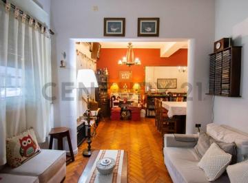 Casa · 325m² · 9 Ambientes · 1 Cochera · Venta La Plata, Ideal Para Desarrolladores/ Inversores10 Dorm.