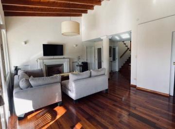 Casa · 220m² · 7 Ambientes · 2 Cocheras · Casa de Categoria en Venta 4 Dorm. en Capital