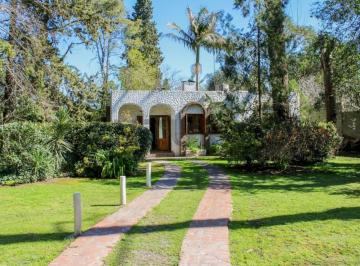 Casa · 200m² · 3 Ambientes · 2 Cocheras · ¡Casa Quinta en Alquiler Temporario en Villa Udaondo, Parque Leloir, Ituzaingó! Disfruta de Est.
