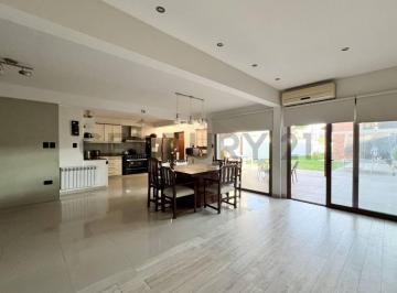 Casa · 347m² · 7 Ambientes · 1 Cochera · Casa en Venta en La Plata