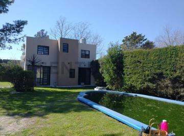 Casa · 79m² · 3 Ambientes · Casa en Sicardi con Pileta en 9 Entre 650 y 651