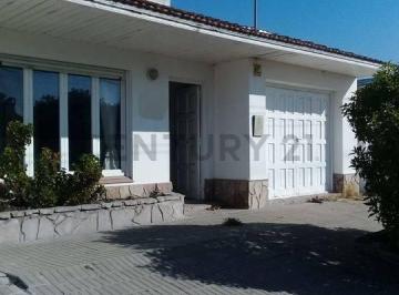 Casa · 90m² · 5 Ambientes · 1 Cochera · Vendemos Casa en Claromecó a 200 m del Mar