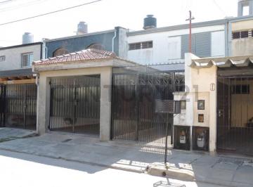 Casa · 127m² · 4 Ambientes · Casas de 3 Dorm., Patio y Cochera en Berisso