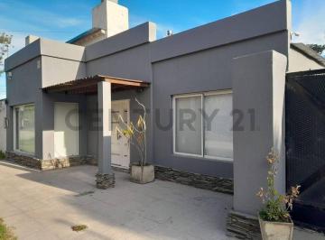 Casa · 182m² · 4 Ambientes · 1 Cochera · Vendemos Casa en Claromecó