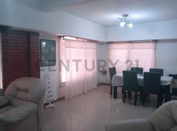 Casa · 135m² · 3 Ambientes · Casa en Dos Plantas (Se Analizan Deptos. en Zona Céntrica en